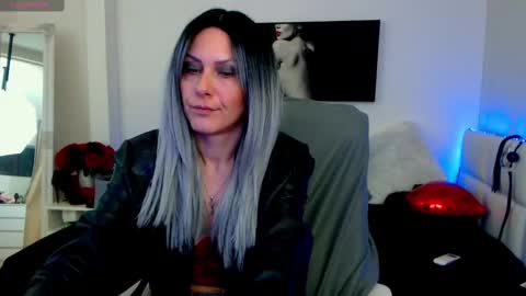 Snapshot of mistressevelyn_ chatting on February 24, 4:05 am MistressEvelyn online show from February 24, 4:05 am