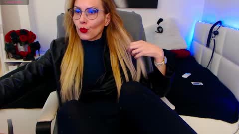 Snapshot of mistressevelyn_ chatting on February 13, 6:09 am MistressEvelyn online show from February 13, 6:09 am