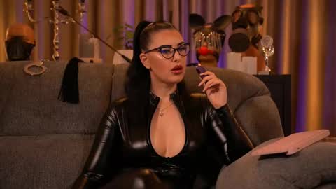 Snapshot of mistresskellykent chatting on September 29, 12:20 am Mistress Kelly online show from September 29, 12:20 am