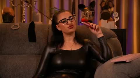 Snapshot of mistresskellykent chatting on October 7, 12:17 am Mistress Kelly online show from October 7, 12:17 am
