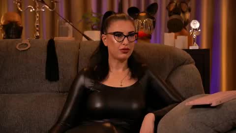 Snapshot of mistresskellykent chatting on October 12, 11:06 pm Mistress Kelly online show from October 12, 11:06 pm