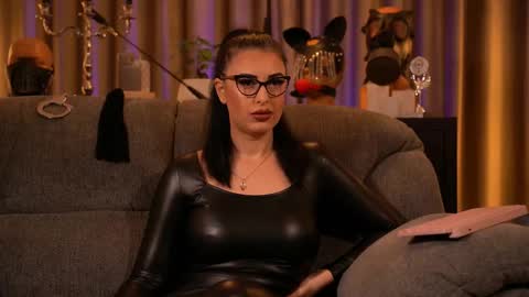 Snapshot of mistresskellykent chatting on October 2, 8:29 pm Mistress Kelly online show from October 2, 8:29 pm