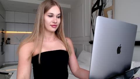 mistressuniverse online show from May 13, 11:20 am
