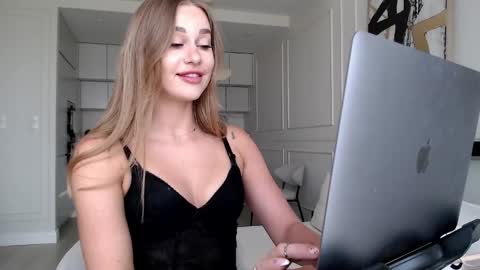 mistressuniverse online show from June 3, 9:45 am