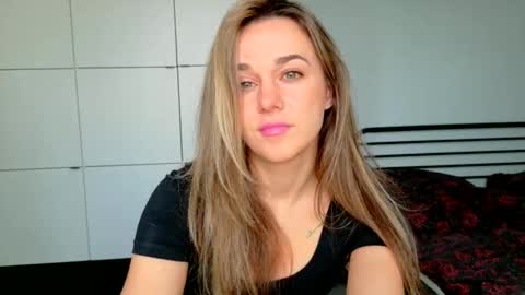 mmminnie online show from March 31, 1:00 pm