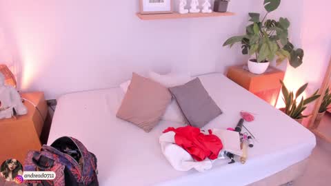 Snapshot of moll1e_ chatting on February 5, 11:55 am M o L l i E online show from February 5, 11:55 am