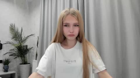Snapshot of molly_555 chatting on October 8, 8:20 am Sima online show from October 8, 8:20 am