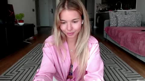 Molly online show from June 6, 1:50 pm