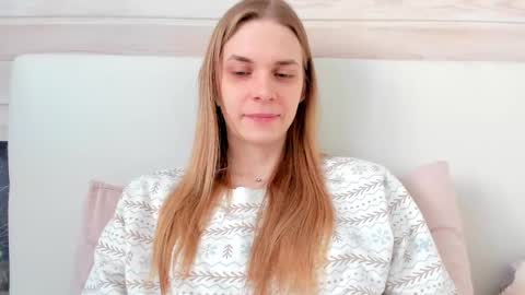 Snapshot of molly_hunt chatting on February 26, 3:46 am Molly Hunt online show from February 26, 3:46 am