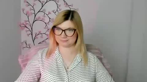 Molly online show from May 12, 4:05 pm