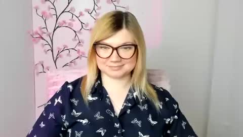 Molly online show from April 1, 1:41 pm