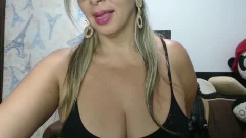 Snapshot of mollybunny01 chatting on October 11, 12:04 am Molly Bunny online show from October 11, 12:04 am