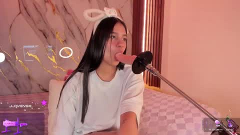Snapshot of mollylewis18 chatting on September 28, 2:09 am New girl Emily Valentina Michelle online show from September 28, 2:09 am