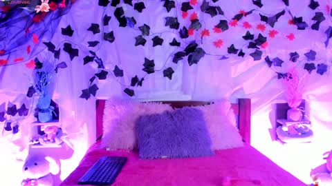 Snapshot of mollylewis18 chatting on February 4, 2:28 am New girl Emily Valentina Michelle online show from February 4, 2:28 am