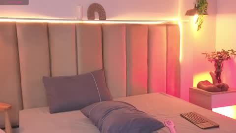 mollyrosse1 online show from April 1, 4:48 pm