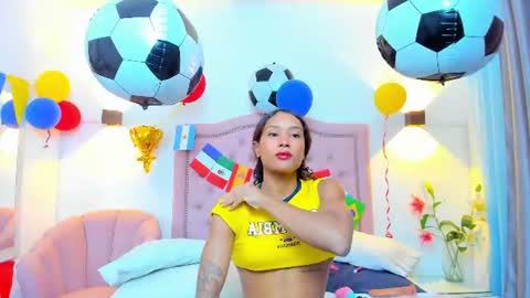 molyrestrepo online show from July 7, 7:51 pm