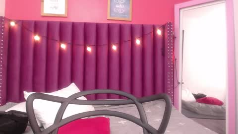 Snapshot of mommyissuess_ chatting on February 26, 9:44 am Daphne  online show from February 26, 9:44 am