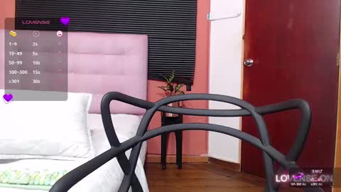 Snapshot of mommyissuess_ chatting on March 7, 11:27 pm Daphne  online show from March 7, 11:27 pm