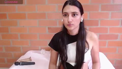 Snapshot of montserrat_jay chatting on October 10, 4:46 pm Luisa online show from October 10, 4:46 pm