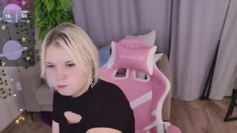 Snapshot of moon__bunny chatting on September 13, 4:59 am Moon Bunny online show from September 13, 4:59 am