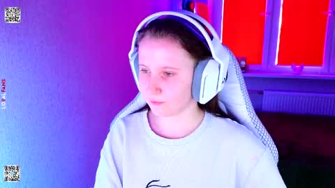 Lola online show from April 6, 11:11 am