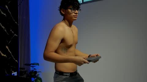 yisuz online show from March 3, 7:10 pm