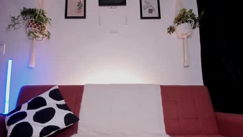 Snapshot of mrbuu_ chatting on October 7, 3:57 am Laura online show from October 7, 3:57 am