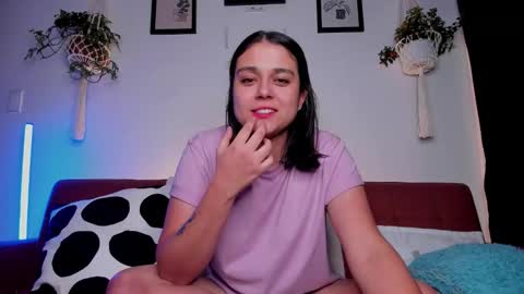 Snapshot of mrbuu_ chatting on October 8, 5:46 am Laura online show from October 8, 5:46 am