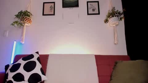 Snapshot of mrbuu_ chatting on October 21, 3:44 am Laura online show from October 21, 3:44 am