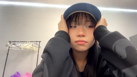 Mia online show from May 4, 7:04 am