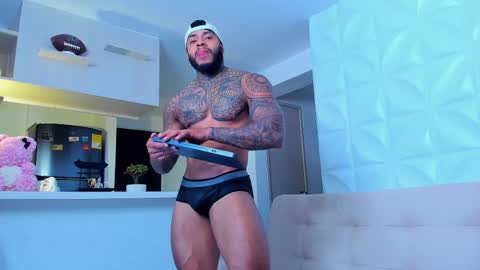 Snapshot of muscle_man19 chatting on February 12, 2:45 am Nick online show from February 12, 2:45 am