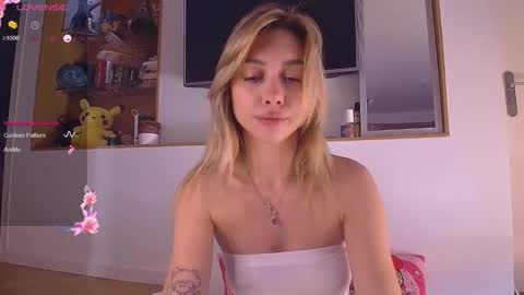 Snapshot of mynameisnikki_ chatting on October 23, 10:17 am mynameisnikki_ online show from October 23, 10:17 am