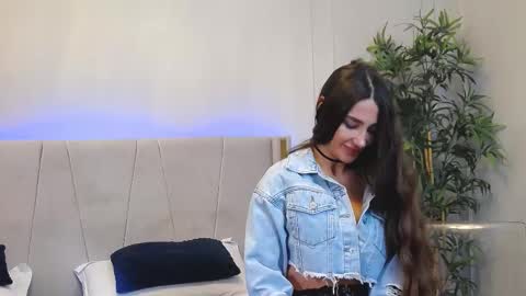 Snapshot of myriamfox_ chatting on October 9, 10:43 am Miryam online show from October 9, 10:43 am