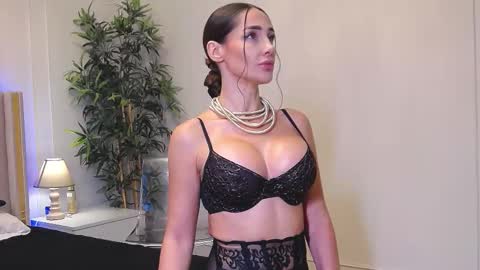 Snapshot of myriamfox_ chatting on October 10, 11:27 am Miryam online show from October 10, 11:27 am