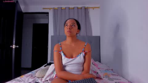 Snapshot of nahomi_miller_ chatting on March 7, 4:34 am Laura online show from March 7, 4:34 am