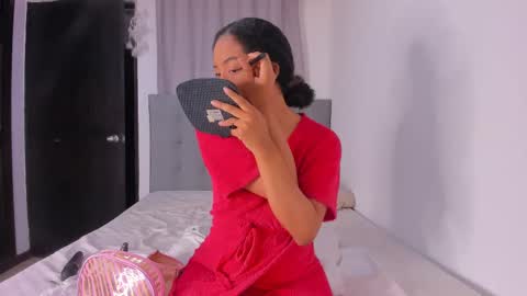 Snapshot of nahomi_miller_ chatting on February 17, 9:21 pm Laura online show from February 17, 9:21 pm