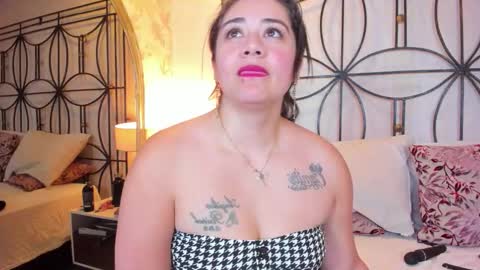 Snapshot of nahomi_sweett chatting on October 10, 12:33 pm Nahomi online show from October 10, 12:33 pm