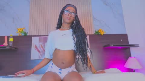 nahomy_james25 online show from October 5, 10:50 pm