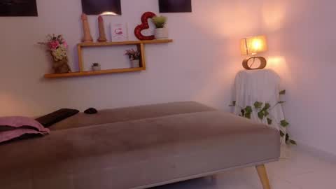 nairagold_ online show from May 16, 1:35 am
