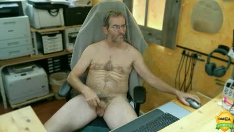 Snapshot of nakedluke chatting on October 19, 12:43 pm Luke online show from October 19, 12:43 pm