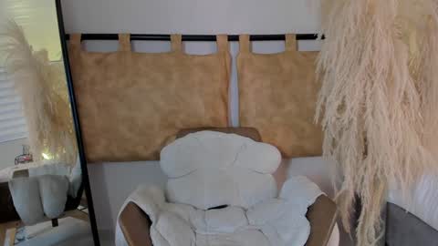 Naomi  online show from January 10, 8:48 pm