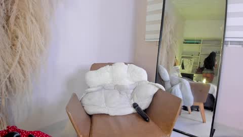 Naomi  online show from January 18, 11:44 pm