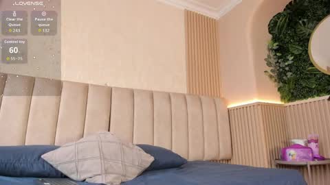 Naomi online show from April 17, 2:19 pm