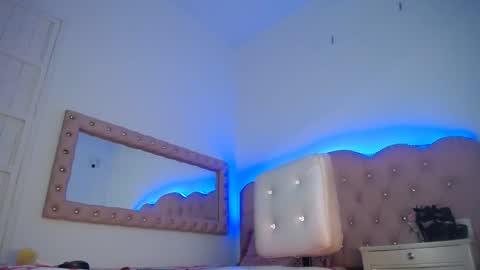 naomi_shayk online show from April 8, 7:50 pm