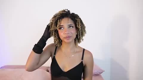 naomidawson online show from June 11, 12:32 am
