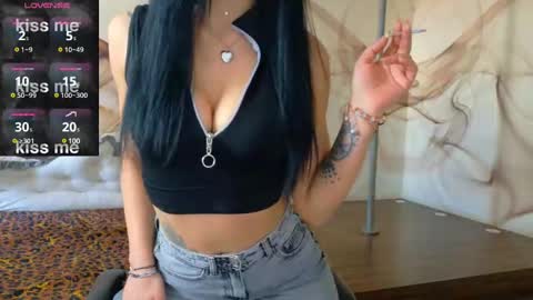 Snapshot of naomiscarlett chatting on March 10, 8:06 am NaomiScarlett online show from March 10, 8:06 am