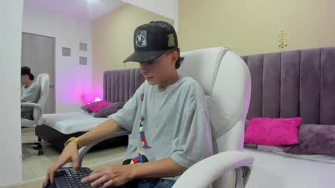 Snapshot of nascary_fox chatting on September 29, 8:41 pm Nascary Fox online show from September 29, 8:41 pm