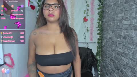 Snapshot of nathasha_jhonsom_ chatting on December 5, 6:26 am Naty online show from December 5, 6:26 am