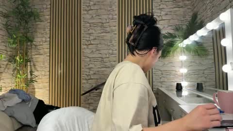 NATTY FIERROS online show from December 14, 8:09 am