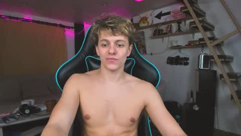 Snapshot of naughty_nik43 chatting on February 26, 3:43 pm Nik online show from February 26, 3:43 pm